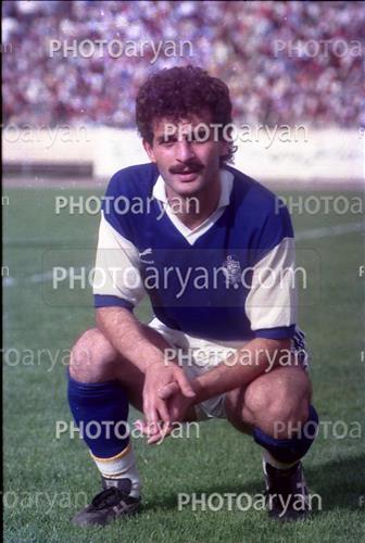 <span style='background: #33747a;box-shadow: 2px 3px 5px black;font-weight: 300;font-size: 10px;border-radius: 2px;margin: 2px;color: #fff;padding: 2px 5px;font - size: 10px;line - height: 22px; '>رضا احدی</span> 