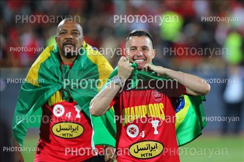 <span style='background: #33747a;font-weight: 300;font-size: 10px;box-shadow: 2px 3px 5px black;border-radius: 2px;margin: 2px;color: #fff;padding: 2px 5px;font - size: 10px;line - height: 22px; '>پپه لوسادا</span> <span style='background: #33747a;font-weight: 300;font-size: 10px;box-shadow: 2px 3px 5px black;border-radius: 2px;margin: 2px;color: #fff;padding: 2px 5px;font - size: 10px;line - height: 22px; '>ولسلی ننکا Welesley Neneca</span> 