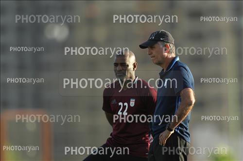 <span style='background: #33747a;box-shadow: 2px 3px 5px black;font-weight: 300;font-size: 10px;border-radius: 2px;margin: 2px;color: #fff;padding: 2px 5px;font - size: 10px;line - height: 22px; '>کارلوس کی روش</span> 