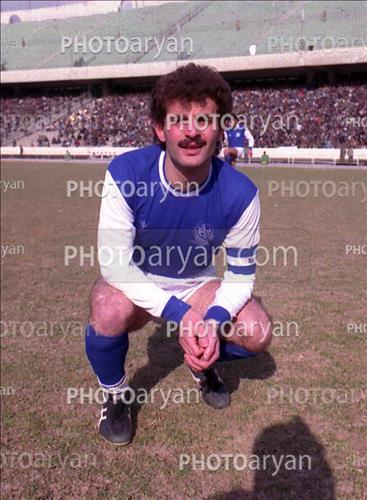 <span style='background: #33747a;box-shadow: 2px 3px 5px black;font-weight: 300;font-size: 10px;border-radius: 2px;margin: 2px;color: #fff;padding: 2px 5px;font - size: 10px;line - height: 22px; '>رضا احدی</span> 