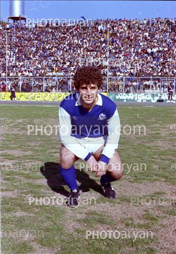 <span style='background: #33747a;box-shadow: 2px 3px 5px black;font-weight: 300;font-size: 10px;border-radius: 2px;margin: 2px;color: #fff;padding: 2px 5px;font - size: 10px;line - height: 22px; '>رضا احدی</span> 