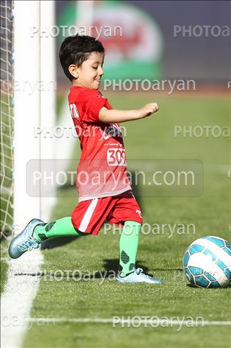 <span style='background: #33747a;font-weight: 300;font-size: 10px;box-shadow: 2px 3px 5px black;border-radius: 2px;margin: 2px;color: #fff;padding: 2px 5px;font - size: 10px;line - height: 22px; '>طاها بیرانوند</span> 