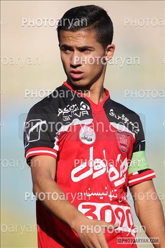 <span style='background: #33747a;font-weight: 300;font-size: 10px;box-shadow: 2px 3px 5px black;border-radius: 2px;margin: 2px;color: #fff;padding: 2px 5px;font - size: 10px;line - height: 22px; '>حمید طاهرخانی</span> 