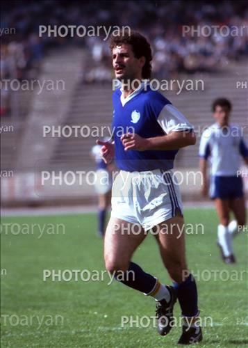 <span style='background: #33747a;box-shadow: 2px 3px 5px black;font-weight: 300;font-size: 10px;border-radius: 2px;margin: 2px;color: #fff;padding: 2px 5px;font - size: 10px;line - height: 22px; '>رضا احدی</span> 