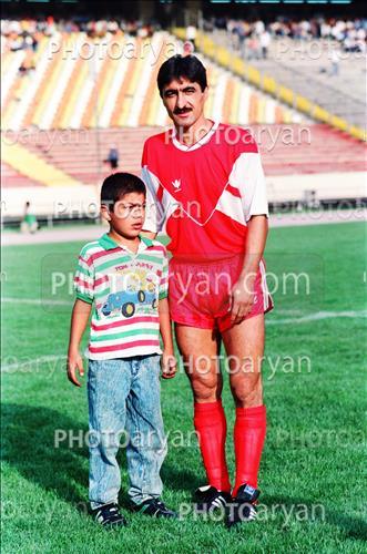 <span style='background: #33747a;font-weight: 300;font-size: 10px;box-shadow: 2px 3px 5px black;border-radius: 2px;margin: 2px;color: #fff;padding: 2px 5px;font - size: 10px;line - height: 22px; '>ناصر محمدخانی</span> 