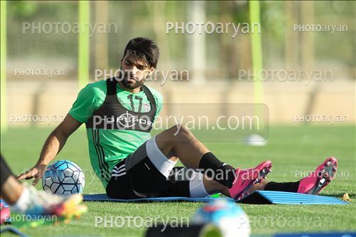 <span style='background: #33747a;font-weight: 300;font-size: 10px;box-shadow: 2px 3px 5px black;border-radius: 2px;margin: 2px;color: #fff;padding: 2px 5px;font - size: 10px;line - height: 22px; '>مهدی طارمی</span> 