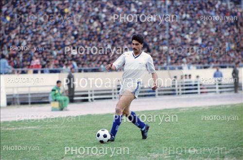 <span style='background: #33747a;box-shadow: 2px 3px 5px black;font-weight: 300;font-size: 10px;border-radius: 2px;margin: 2px;color: #fff;padding: 2px 5px;font - size: 10px;line - height: 22px; '>خسرو پارسا</span> 