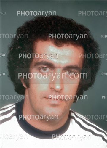 <span style='background: #33747a;box-shadow: 2px 3px 5px black;font-weight: 300;font-size: 10px;border-radius: 2px;margin: 2px;color: #fff;padding: 2px 5px;font - size: 10px;line - height: 22px; '>محمدرضا خلعتبری</span> 