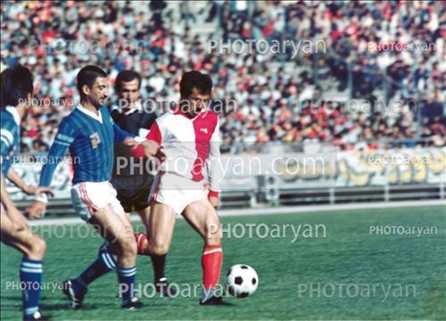 <span style='background: #33747a;box-shadow: 2px 3px 5px black;font-weight: 300;font-size: 10px;border-radius: 2px;margin: 2px;color: #fff;padding: 2px 5px;font - size: 10px;line - height: 22px; '>ضیاء عربشاهی</span> 