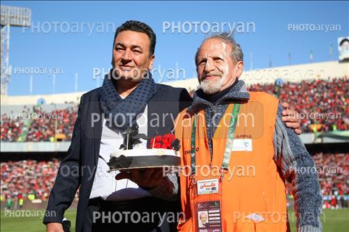 <span style='background: #33747a;font-weight: 300;font-size: 10px;box-shadow: 2px 3px 5px black;border-radius: 2px;margin: 2px;color: #fff;padding: 2px 5px;font - size: 10px;line - height: 22px; '>استاد علی کاوه</span> 