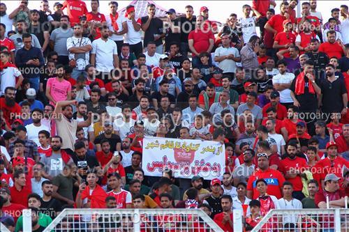 <span style='background: #33747a;box-shadow: 2px 3px 5px black;font-weight: 300;font-size: 10px;border-radius: 2px;margin: 2px;color: #fff;padding: 2px 5px;font - size: 10px;line - height: 22px; '>تماشاگران</span> 