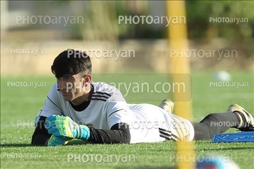 <span style='background: #33747a;font-weight: 300;font-size: 10px;box-shadow: 2px 3px 5px black;border-radius: 2px;margin: 2px;color: #fff;padding: 2px 5px;font - size: 10px;line - height: 22px; '>علیرضا بیرانوند</span> 