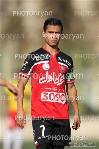 <span style='background: #33747a;font-weight: 300;font-size: 10px;box-shadow: 2px 3px 5px black;border-radius: 2px;margin: 2px;color: #fff;padding: 2px 5px;font - size: 10px;line - height: 22px; '>حمید طاهرخانی</span> 