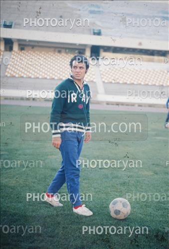 <span style='background: #33747a;box-shadow: 2px 3px 5px black;font-weight: 300;font-size: 10px;border-radius: 2px;margin: 2px;color: #fff;padding: 2px 5px;font - size: 10px;line - height: 22px; '>همایون بهزادی</span> 