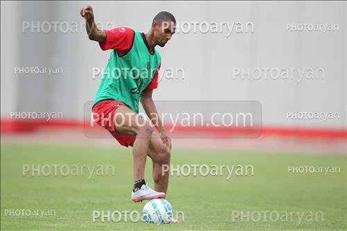 <span style='background: #33747a;font-weight: 300;font-size: 10px;box-shadow: 2px 3px 5px black;border-radius: 2px;margin: 2px;color: #fff;padding: 2px 5px;font - size: 10px;line - height: 22px; '>جری ریکاردو بنگسون</span> 