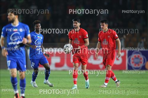 استقلال 0-تراکتور 2    (1403/08/10)