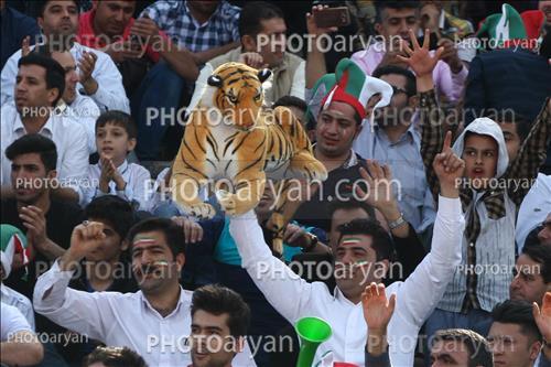 <span style='background: #33747a;font-weight: 300;font-size: 10px;box-shadow: 2px 3px 5px black;border-radius: 2px;margin: 2px;color: #fff;padding: 2px 5px;font - size: 10px;line - height: 22px; '>تماشاگران</span> 