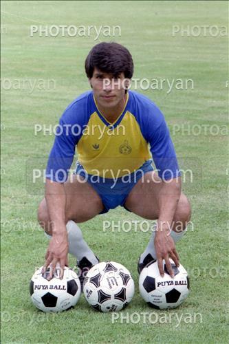 <span style='background: #33747a;font-weight: 300;font-size: 10px;box-shadow: 2px 3px 5px black;border-radius: 2px;margin: 2px;color: #fff;padding: 2px 5px;font - size: 10px;line - height: 22px; '>وحید امیری</span> 