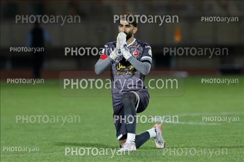 <span style='background: #33747a;font-weight: 300;font-size: 10px;box-shadow: 2px 3px 5px black;border-radius: 2px;margin: 2px;color: #fff;padding: 2px 5px;font - size: 10px;line - height: 22px; '>علیرضا بیرانوند</span> 