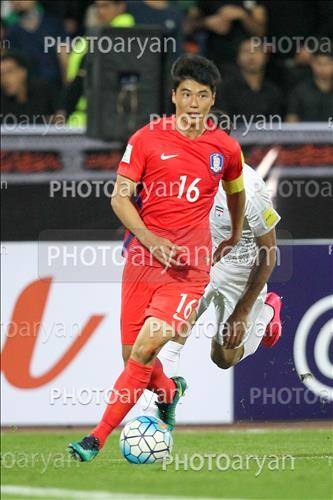 <span style='background: #33747a;box-shadow: 2px 3px 5px black;font-weight: 300;font-size: 10px;border-radius: 2px;margin: 2px;color: #fff;padding: 2px 5px;font - size: 10px;line - height: 22px; '>Ki Sung-yueng</span> 