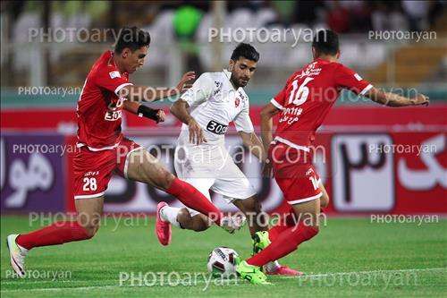 <span style='background: #33747a;font-weight: 300;font-size: 10px;box-shadow: 2px 3px 5px black;border-radius: 2px;margin: 2px;color: #fff;padding: 2px 5px;font - size: 10px;line - height: 22px; '>مهدی طارمی</span> 