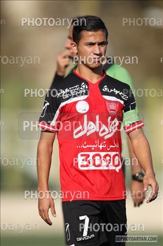 <span style='background: #33747a;font-weight: 300;font-size: 10px;box-shadow: 2px 3px 5px black;border-radius: 2px;margin: 2px;color: #fff;padding: 2px 5px;font - size: 10px;line - height: 22px; '>حمید طاهرخانی</span> 