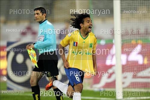 <span style='background: #33747a;font-weight: 300;font-size: 10px;box-shadow: 2px 3px 5px black;border-radius: 2px;margin: 2px;color: #fff;padding: 2px 5px;font - size: 10px;line - height: 22px; '>مگئو باتیستا</span> 