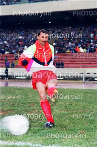 <span style='background: #33747a;font-weight: 300;font-size: 10px;box-shadow: 2px 3px 5px black;border-radius: 2px;margin: 2px;color: #fff;padding: 2px 5px;font - size: 10px;line - height: 22px; '>حمید درخشان</span> 