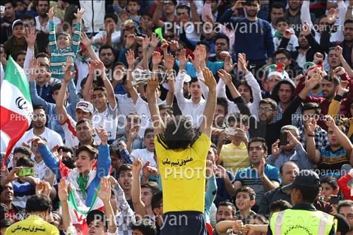 <span style='background: #33747a;font-weight: 300;font-size: 10px;box-shadow: 2px 3px 5px black;border-radius: 2px;margin: 2px;color: #fff;padding: 2px 5px;font - size: 10px;line - height: 22px; '>تماشاگران</span> 