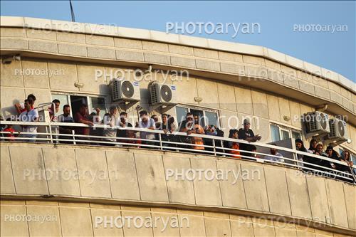 <span style='background: #33747a;box-shadow: 2px 3px 5px black;font-weight: 300;font-size: 10px;border-radius: 2px;margin: 2px;color: #fff;padding: 2px 5px;font - size: 10px;line - height: 22px; '>تماشاگران</span> 