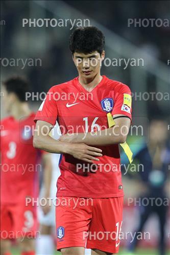 <span style='background: #33747a;box-shadow: 2px 3px 5px black;font-weight: 300;font-size: 10px;border-radius: 2px;margin: 2px;color: #fff;padding: 2px 5px;font - size: 10px;line - height: 22px; '>Ki Sung-yueng</span> 