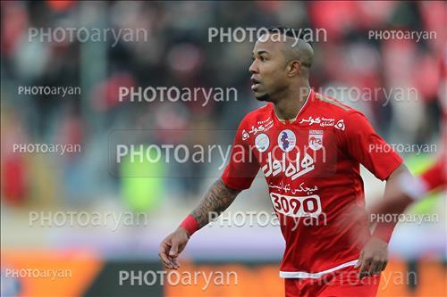 <span style='background: #33747a;font-weight: 300;font-size: 10px;box-shadow: 2px 3px 5px black;border-radius: 2px;margin: 2px;color: #fff;padding: 2px 5px;font - size: 10px;line - height: 22px; '>لوسیانو ادینهو</span> 