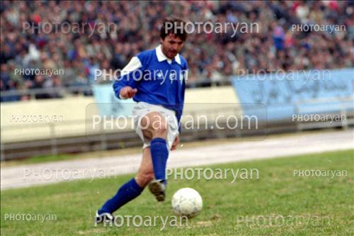 <span style='background: #33747a;font-weight: 300;font-size: 10px;box-shadow: 2px 3px 5px black;border-radius: 2px;margin: 2px;color: #fff;padding: 2px 5px;font - size: 10px;line - height: 22px; '>جواد زرینچه</span> 