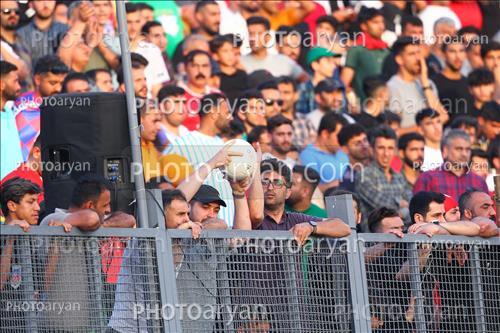 <span style='background: #33747a;box-shadow: 2px 3px 5px black;font-weight: 300;font-size: 10px;border-radius: 2px;margin: 2px;color: #fff;padding: 2px 5px;font - size: 10px;line - height: 22px; '>تماشاگران</span> 