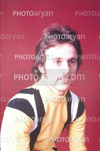 <span style='background: #33747a;box-shadow: 2px 3px 5px black;font-weight: 300;font-size: 10px;border-radius: 2px;margin: 2px;color: #fff;padding: 2px 5px;font - size: 10px;line - height: 22px; '>محمود خوردبین</span> 