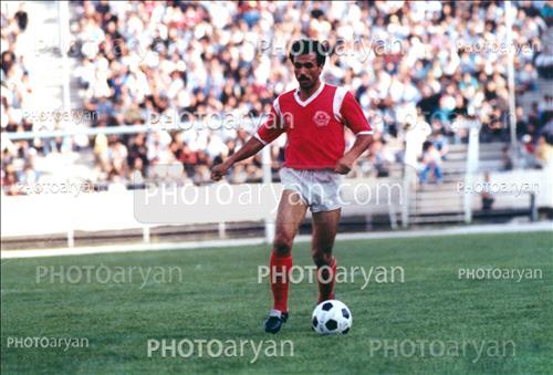 <span style='background: #33747a;box-shadow: 2px 3px 5px black;font-weight: 300;font-size: 10px;border-radius: 2px;margin: 2px;color: #fff;padding: 2px 5px;font - size: 10px;line - height: 22px; '>ضیاء عربشاهی</span> 