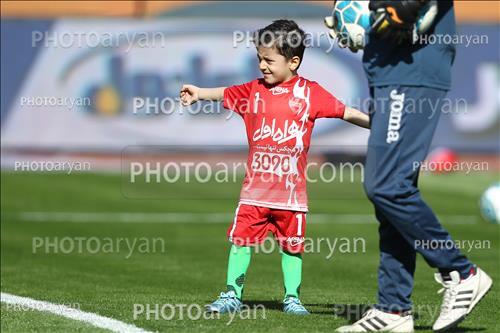 <span style='background: #33747a;font-weight: 300;font-size: 10px;box-shadow: 2px 3px 5px black;border-radius: 2px;margin: 2px;color: #fff;padding: 2px 5px;font - size: 10px;line - height: 22px; '>طاها بیرانوند</span> 