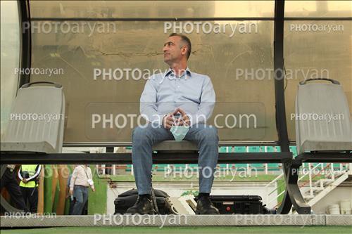 <span style='background: #33747a;font-weight: 300;font-size: 10px;box-shadow: 2px 3px 5px black;border-radius: 2px;margin: 2px;color: #fff;padding: 2px 5px;font - size: 10px;line - height: 22px; '>فراز کمالوند</span> 