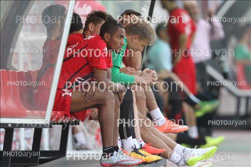 <span style='background: #33747a;font-weight: 300;font-size: 10px;box-shadow: 2px 3px 5px black;border-radius: 2px;margin: 2px;color: #fff;padding: 2px 5px;font - size: 10px;line - height: 22px; '>جری ریکاردو بنگسون</span> 