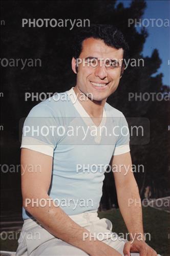 <span style='background: #33747a;box-shadow: 2px 3px 5px black;font-weight: 300;font-size: 10px;border-radius: 2px;margin: 2px;color: #fff;padding: 2px 5px;font - size: 10px;line - height: 22px; '>همایون بهزادی</span> 