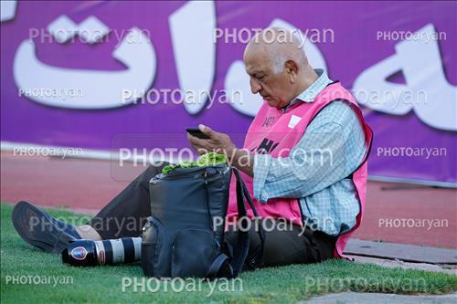 <span style='background: #33747a;box-shadow: 2px 3px 5px black;font-weight: 300;font-size: 10px;border-radius: 2px;margin: 2px;color: #fff;padding: 2px 5px;font - size: 10px;line - height: 22px; '>استاد جعفر تبریزی</span> 