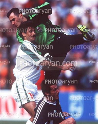 <span style='background: #33747a;font-weight: 300;font-size: 10px;box-shadow: 2px 3px 5px black;border-radius: 2px;margin: 2px;color: #fff;padding: 2px 5px;font - size: 10px;line - height: 22px; '>علی دایی  Ali Daei</span> 