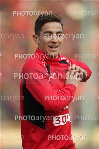 <span style='background: #33747a;font-weight: 300;font-size: 10px;box-shadow: 2px 3px 5px black;border-radius: 2px;margin: 2px;color: #fff;padding: 2px 5px;font - size: 10px;line - height: 22px; '>فرشاد احمدزاده</span> 