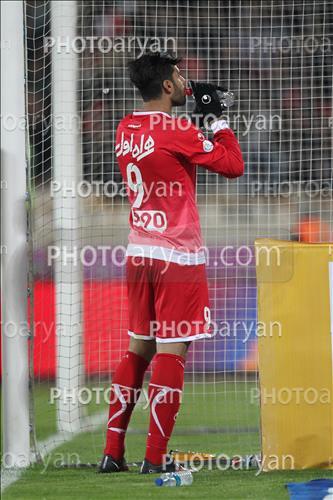 <span style='background: #33747a;font-weight: 300;font-size: 10px;box-shadow: 2px 3px 5px black;border-radius: 2px;margin: 2px;color: #fff;padding: 2px 5px;font - size: 10px;line - height: 22px; '>مهدی طارمی</span> 