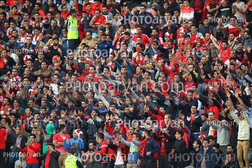 <span style='background: #33747a;font-weight: 300;font-size: 10px;box-shadow: 2px 3px 5px black;border-radius: 2px;margin: 2px;color: #fff;padding: 2px 5px;font - size: 10px;line - height: 22px; '>تماشاگران</span> 