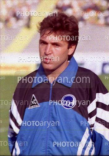 <span style='background: #33747a;box-shadow: 2px 3px 5px black;font-weight: 300;font-size: 10px;border-radius: 2px;margin: 2px;color: #fff;padding: 2px 5px;font - size: 10px;line - height: 22px; '>جواد زرینچه</span> 