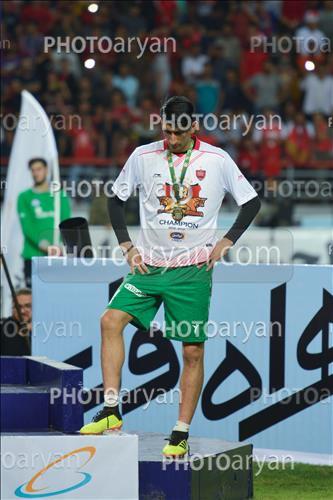 <span style='background: #33747a;font-weight: 300;font-size: 10px;box-shadow: 2px 3px 5px black;border-radius: 2px;margin: 2px;color: #fff;padding: 2px 5px;font - size: 10px;line - height: 22px; '>علیرضا بیرانوند</span> 