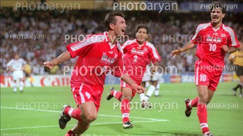 <span style='background: #33747a;font-weight: 300;font-size: 10px;box-shadow: 2px 3px 5px black;border-radius: 2px;margin: 2px;color: #fff;padding: 2px 5px;font - size: 10px;line - height: 22px; '>حمید استیلی</span> 