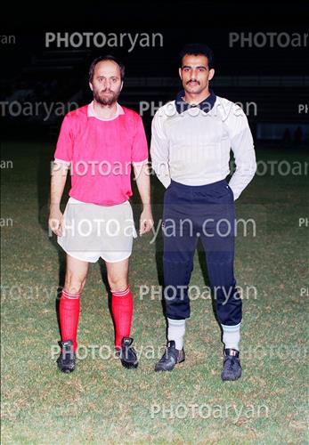 <span style='background: #33747a;font-weight: 300;font-size: 10px;box-shadow: 2px 3px 5px black;border-radius: 2px;margin: 2px;color: #fff;padding: 2px 5px;font - size: 10px;line - height: 22px; '>محمود خوردبین</span> 