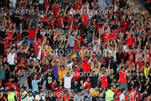 <span style='background: #33747a;font-weight: 300;font-size: 10px;box-shadow: 2px 3px 5px black;border-radius: 2px;margin: 2px;color: #fff;padding: 2px 5px;font - size: 10px;line - height: 22px; '>تماشاگران</span> 